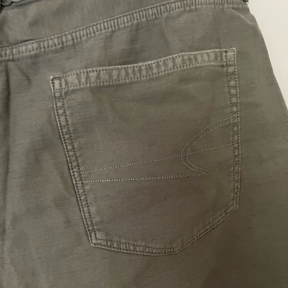 American Eagle AEO Highest Rise Mom Short 18 - Picture 3 of 6